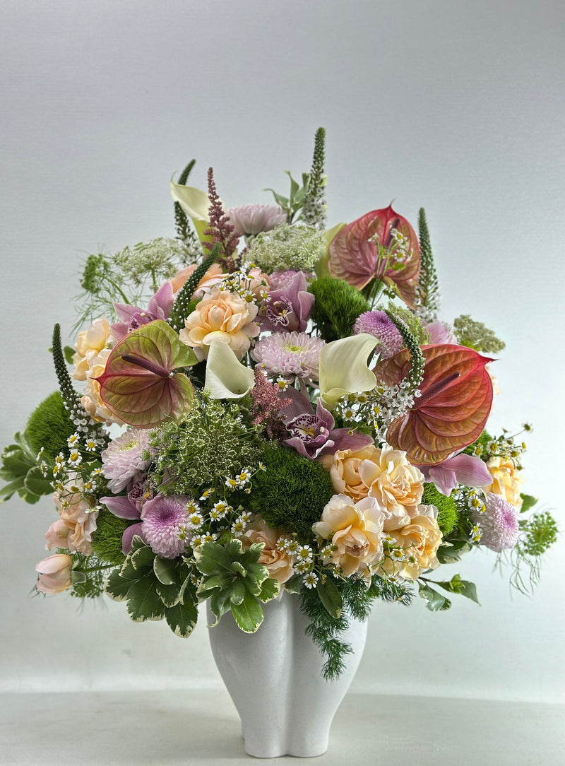 Stunning Arrangements: Lovingly crafted to suit any occasion, from celebrations to expressions of affection. Freshness Guaranteed: We select only the finest blooms to ensure maximum freshness and longevity.